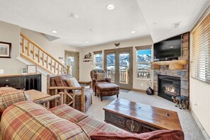 Smart TV, fireplace, DVD player - MH 1310 | Year-Round Adventure Awaits (Eden)