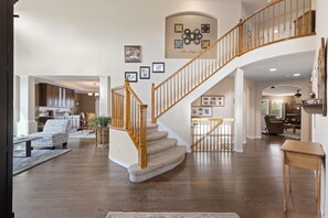 Interior - 5BR/4.5BA Golf Course Home..Awesome Mountain Views...20 min to Denver or Boulder (Westminster)