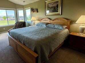 5 bedrooms, desk, iron/ironing board, travel cot - 5BR/4.5BA Golf Course Home..Awesome Mountain Views...20 min to Denver or Boulder (Westminster)