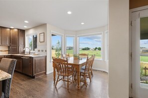 Dining - 5BR/4.5BA Golf Course Home..Awesome Mountain Views...20 min to Denver or Boulder (Westminster)