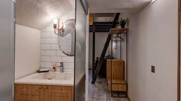 Apartamento ejecutivo | Baño | Ducha, artículos de higiene personal gratuitos y secador de pelo