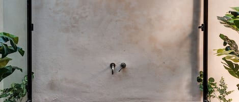 Departamento exclusivo | Baño | Regadera, amenidades de baño gratuitas, secadora de cabello, toallas