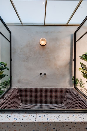 Apartamento exclusivo | Baño | Ducha, artículos de higiene personal gratuitos y secador de pelo