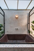 Ducha, artículos de tocador gratuitos, secador de pelo, toallas