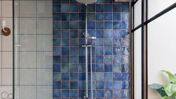 Appartamento Exclusive | Bagno | Doccia, set di cortesia gratuito, asciugacapelli, asciugamani