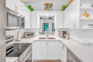 Fridge, microwave, oven, stovetop - Bay Sunsets Free Kayaks/Paddleboard Jacuzzi (Key Largo)