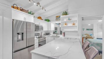 Jääkaappi, mikroaaltouuni, uuni, liesi