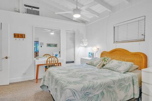 Ein Schlafzimmer mit einem Bett, einem Schreibtisch und einem Stuhl.