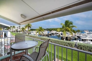 Outdoor dining - Oceanview Marinaview Free Golf Cart Pool Pickleball (Key Largo)