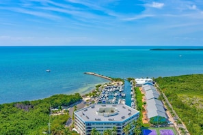 Un hôtel situé sur la côte, doté d’un port de plaisance, d’un court de tennis et d’une végétation luxuriante.