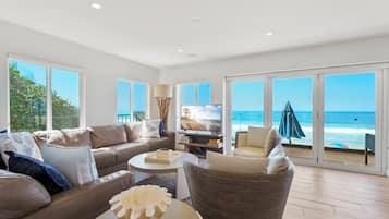 Luxury Βίλα, 3 Υπνοδωμάτια, Θέα στη Θάλασσα, Θέα στη Θάλασσα | Περιοχή καθιστικού | Τηλεόραση Smart 43 ιντσών με δορυφορικά κανάλια
