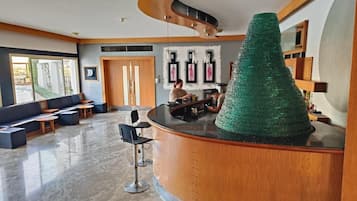 Eine moderne Lobby mit einer gebogenen Rezeption, Sitzgelegenheiten und Kunstwerken an den Wänden.