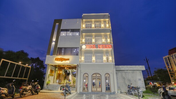 Un hotel de varios pisos con un cartel destacado que dice "HOTEL PAVILION".