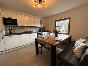 Appartement | Privékeuken | Een koelkast, een microgolfoven, een oven, een kookplaat