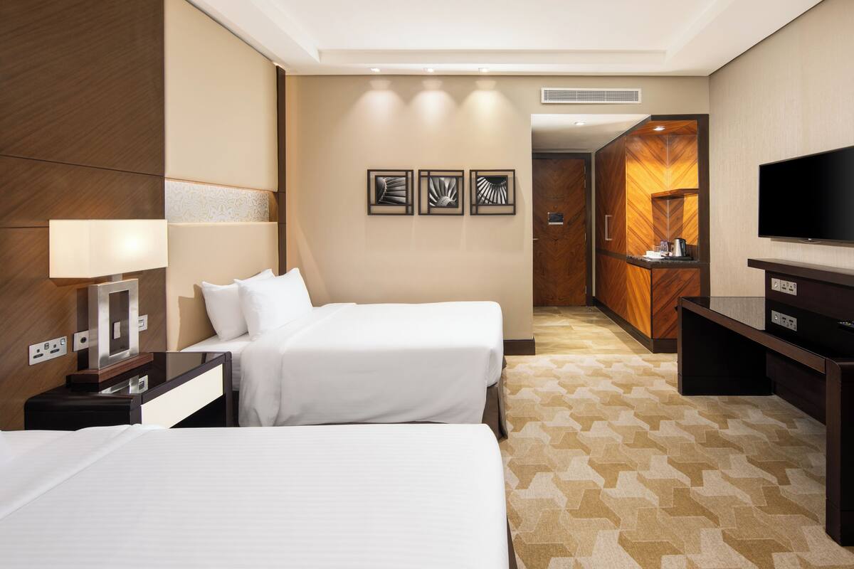 Tallelokero huoneessa, silitysrauta/-lauta, ilmaiset vauvansängyt