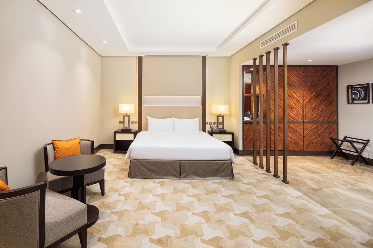 Tallelokero huoneessa, silitysrauta/-lauta, ilmaiset vauvansängyt