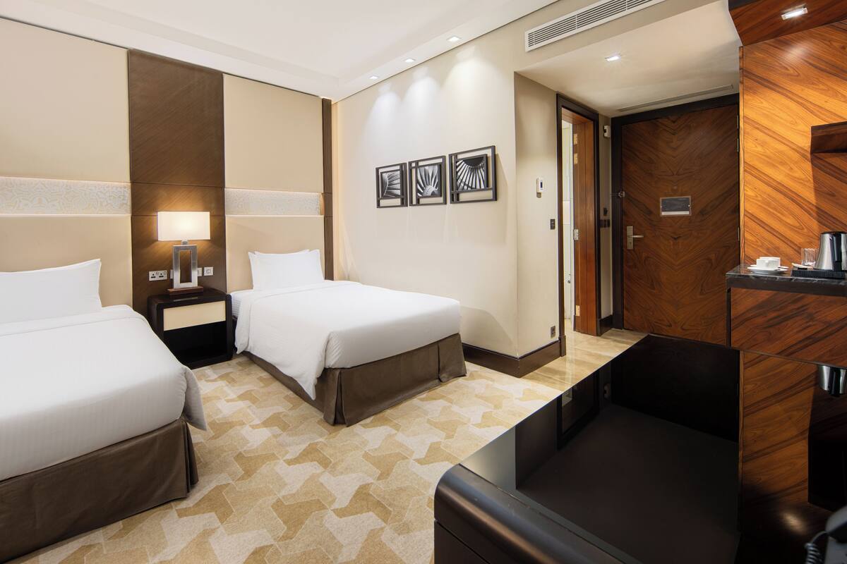 Tallelokero huoneessa, silitysrauta/-lauta, ilmaiset vauvansängyt