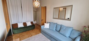 Apartamento panorâmico | Área de estar | TV de tela plana, Netflix, filmes pagos, serviços de streaming