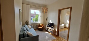 全景公寓 | 起居区 | 43-英寸纯平电视（配备收费电视频道）、Netflix、收费电影