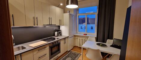 Apartamento panorámico | Cocina privada | Frigorífico grande, hervidor eléctrico y utensilios de cocina