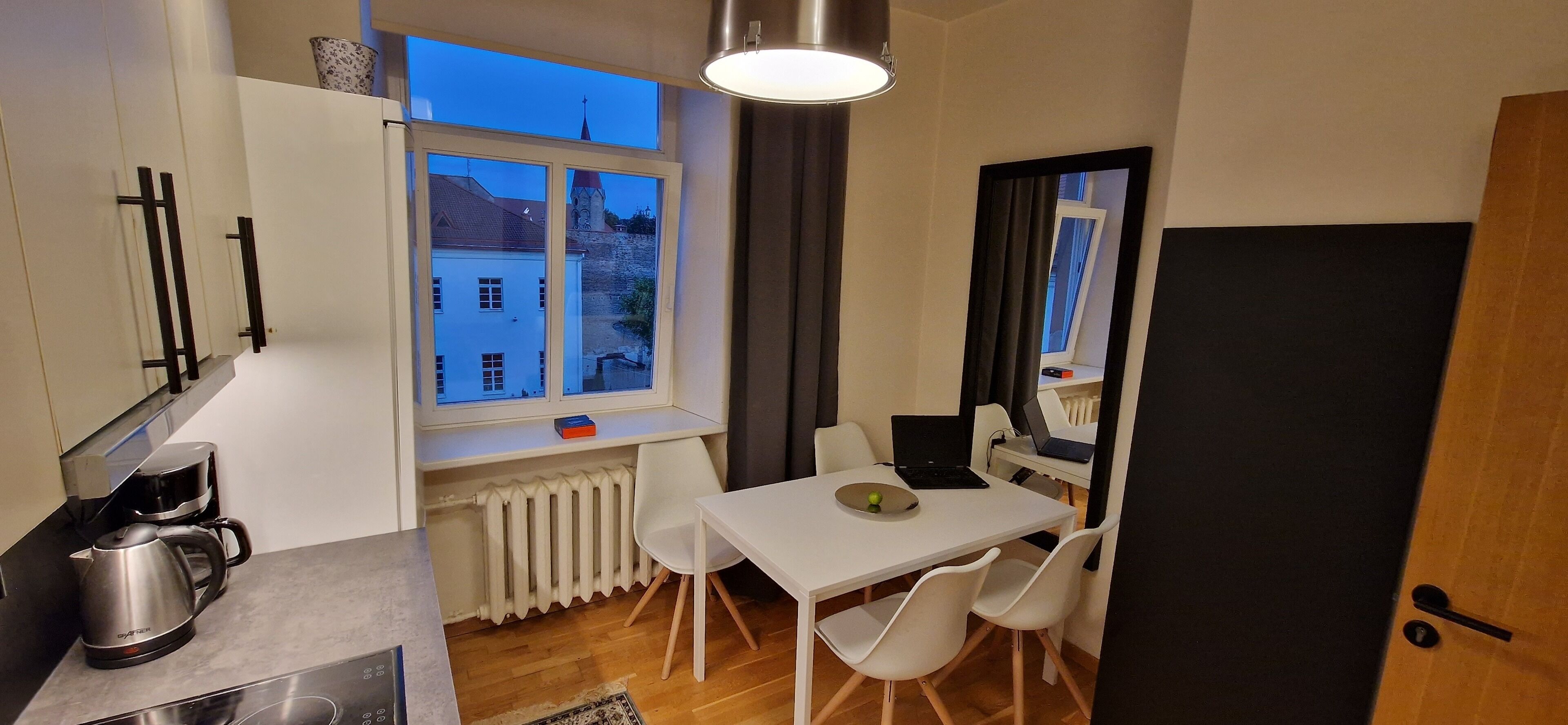 Apartamento panorámico | Cocina privada | Frigorífico grande, hervidor eléctrico y utensilios de cocina