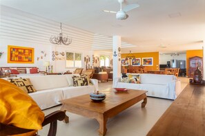 Villa | Living area | TV - Mansão Pé na Areia de Geribá com 6Suítes (Búzios)