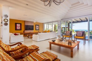 Villa | Living area | TV - Mansão Pé na Areia de Geribá com 6Suítes (Búzios)