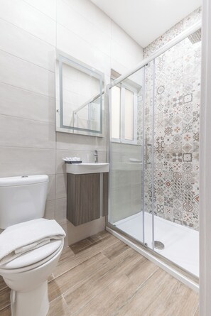 Appartement Confort | Salle de bain | Douche, articles de toilette gratuits, sèche-cheveux