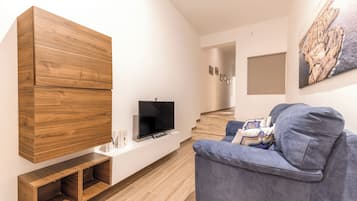 Appartamento Comfort | Area soggiorno | Smart TV 80 cm con canali via cavo