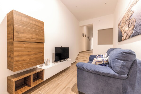 Appartement Confort | Coin séjour | TV connectée de 80 cm avec chaînes par câble