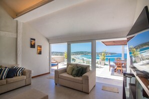 Villa | Wohnbereich | Fernseher