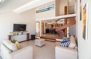 Villa | Wohnbereich | Fernseher