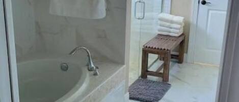 Serviettes fournies, shampooing, papier de toilette