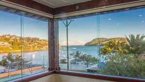 A large, empty bathtub with a view of the ocean and a mountain in the background. - Cinematográfica Mansão Pé na Areia  (Búzios)