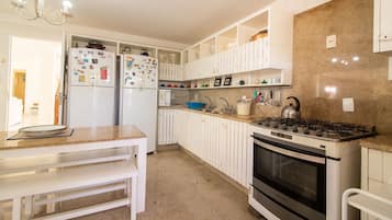 Villa | Cocina privada | Refrigerador con congelador, microondas, horno y tostadora