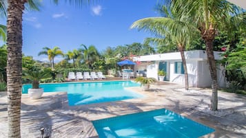 Una piscina al aire libre