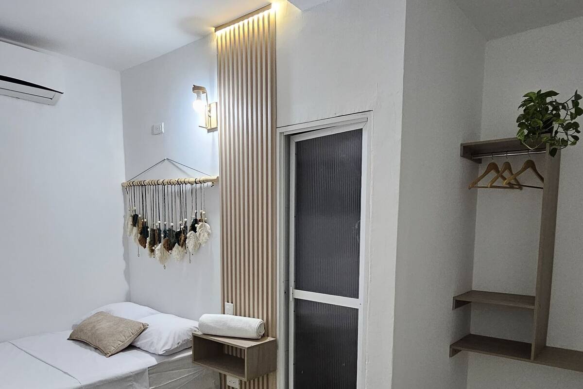 Comfort Single Room | Premium bedding, WiFi (free), bed sheets