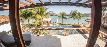 Mansão Exuberante Pé na Areia Ferradura