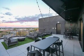 Outdoor dining - Muse:5 minutes to broadway

 (Nashville)