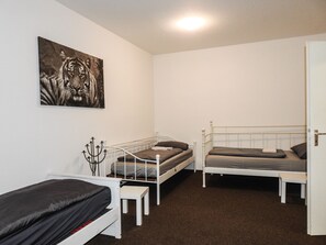 3 makuuhuonetta, silitysrauta/-lauta, ilmainen Wi-Fi, vuodevaatteet