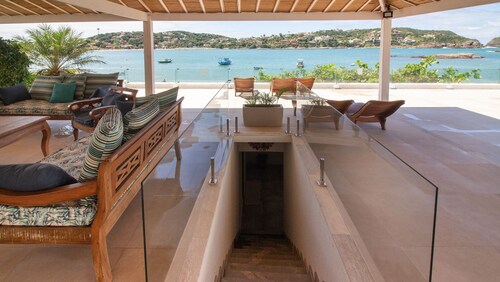 Mansão Pé na Areia Ferradura com 4Suítes