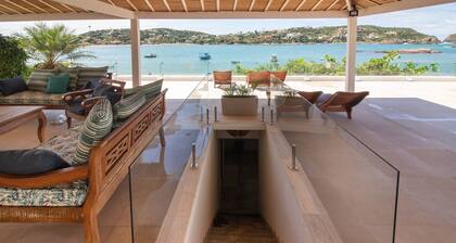 Mansão Pé na Areia Ferradura com 4Suítes