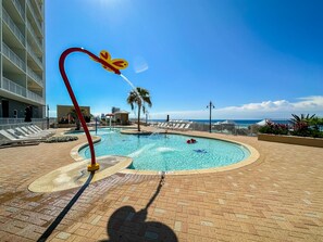 Utomhuspool och uppvärmd pool