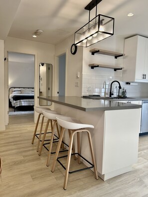 Fridge, microwave, oven, stovetop - Cozy & Spacious Modern Suite | Langley | Private Entrance | Pet-Friendly 🐾 (Langley Township)