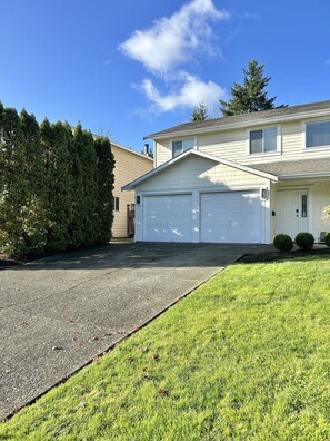 Exterior - Cozy & Spacious Modern Suite | Langley | Private Entrance | Pet-Friendly 🐾 (Langley Township)