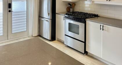 The coziest modern suite w/ private entrance. Central location & pet-friendly 🐾