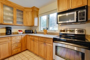 Fridge, microwave, oven, dishwasher - Sunny Stratton Townhome ~ 1 Mi to Skiing! (Stratton)