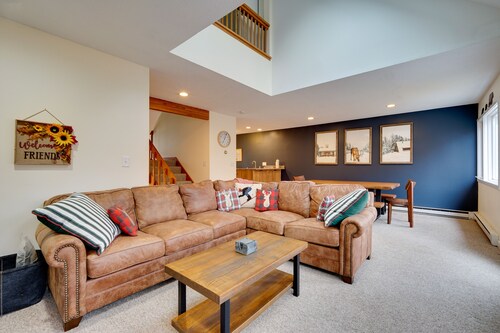 Sunny Stratton Townhome ~ 1 Mi to Skiing!