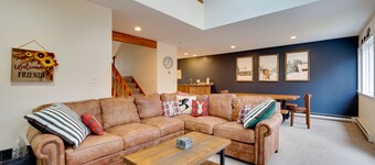 Sunny Stratton Townhome ~ 1 Mi to Skiing!