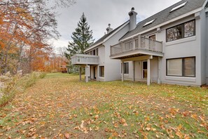 Exterior - Sunny Stratton Townhome ~ 1 Mi to Skiing! (Stratton)
